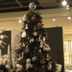 Natale a Beverly Hills: nero e argento, piume e velluti le tendenze dell’anno
