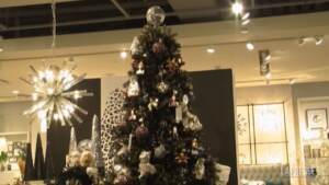 Natale a Beverly Hills: nero e argento, piume e velluti le tendenze dell’anno