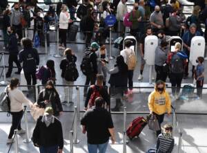 Viaggiatori all'aeroporto di Orlando, Stati Uniti