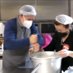 Roma, pranzo di Natale per i senzatetto a Trastevere con i volontari di Sant’Egidio: c’è anche il sindaco Gualtieri