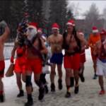 Siberia, prima la corsa poi il tuffo a -10 gradi: ‘babbi Natale’ coraggiosi a Novosibirsk