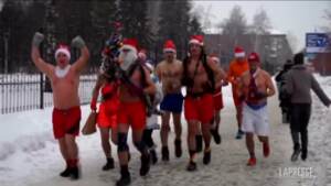 Siberia, prima la corsa poi il tuffo a -10 gradi: ‘babbi Natale’ coraggiosi a Novosibirsk