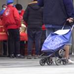 Natale tra i senzatetto di Milano, i volontari: “Portiamo un sorriso, una parola e rispetto ai dimenticati”