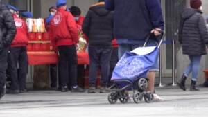 Natale tra i senzatetto di Milano, i volontari: “Portiamo un sorriso, una parola e rispetto ai dimenticati”
