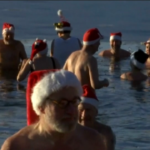 Germania, tuffo natalizio nel lago ghiacciato per 40 nuotatori