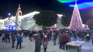 Luci e festa nella piazza della Mangiatoia a Betlemme