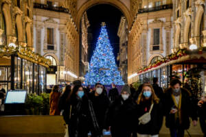 Milano, si accendono le luci di Natale