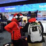 Caos viaggi di Natale, migliaia di voli cancellati. In Francia record contagi