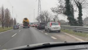 A Monza caos tamponi, 2 km di auto incolonnate: “In macchina 3 ore con una bambina, è un disastro”