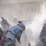 In Spagna è ‘battaglia tra infarinati’: torna la storica lotta tra uova e sacchi di farina