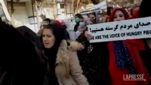 Afghanistan, donne in protesta a Kabul: talebani sparano in aria