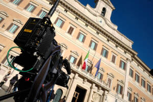 Crisi di Governo: Piazza Montecitorio durante la discussione in Aula