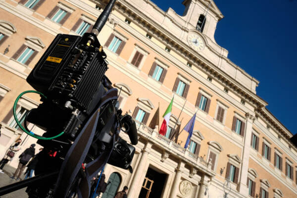 Crisi di Governo: Piazza Montecitorio durante la discussione in Aula