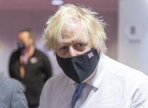 Il primo ministro Boris Johnson visita un centro di vaccinazione contro il Covid presso la Rainbow Pharmacy