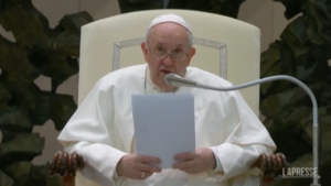 Migranti, Papa: “In fuga come Gesù, è uno scandalo sociale dell’umanità”
