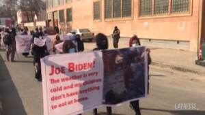 Afghanistan, le donne protestano per lo sblocco dei beni congelati dai Talebani