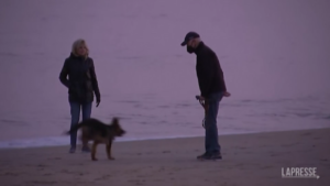 Usa, Joe Biden porta a spasso il cane Commander