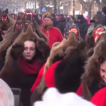 Romania, l’antica tradizione di Comănești: balli e canti travestiti da orsi