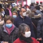 Francia, a Parigi fine dell’anno con mascherine anche all’aperto