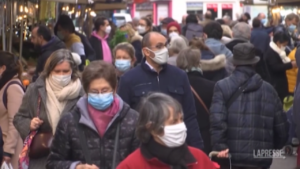 Francia, a Parigi fine dell’anno con mascherine anche all’aperto