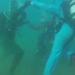 Crimea, sub vestiti da Babbo Natale installano un abete sul fondo del Mar Nero