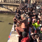 Roma, Mister Ok saluta il 2022 con il tuffo nel Tevere