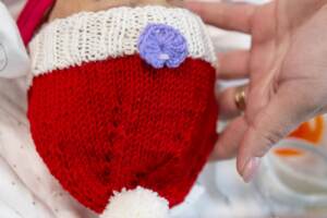 L'associazione Mani di Mamma regala cappellini di Natale per i neonati