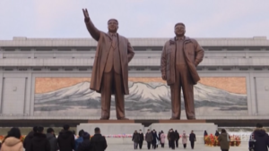 Omaggio alle statue per capodanno in corea del nord