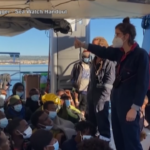 Pozzallo, lo sbarco dei 446 migranti dalla Sea Watch