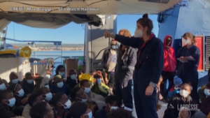Pozzallo, lo sbarco dei 446 migranti dalla Sea Watch