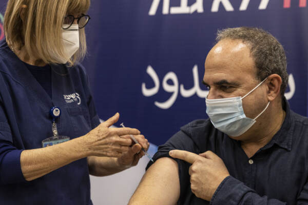 Covid, Israele sperimenta quarta dose di vaccino Pfizer