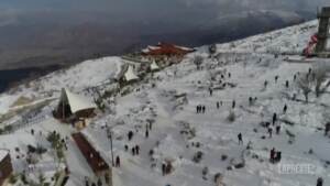 Iraq, la fuga dalla città alla ricerca della neve sul monte Korek: le immagini dal drone