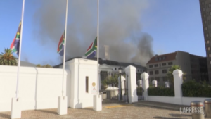 Sudafrica: incendio nel Parlamento di Città del Capo
