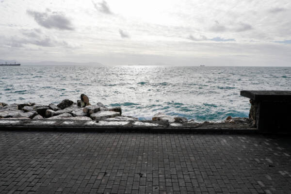Napoli, violenta mareggiata invade il lungomare: pesanti i danni