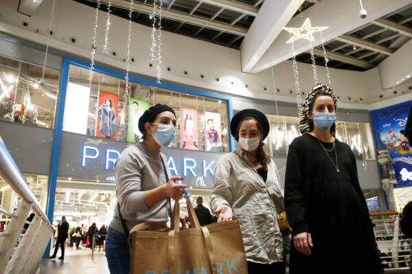 Roma, shopping natalizio in un centro commerciale