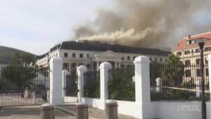 Sudafrica, il Parlamento è di nuovo in fiamme