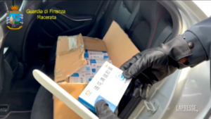 Macerata, farmaci anti Covid non autorizzati venduti sul web: 3600 medicinali sequestrati