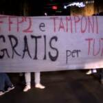 Covid, a Napoli corteo anti restrizioni: “Tamponi e mascherine Ffp2 siano gratuiti”