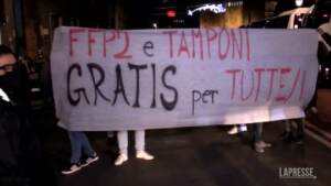 Covid, a Napoli corteo anti restrizioni: “Tamponi e mascherine Ffp2 siano gratuiti”