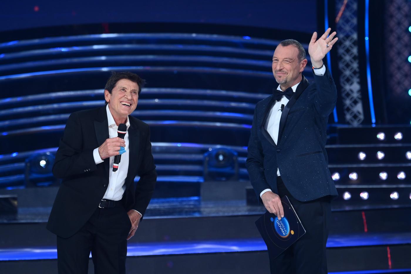 Sanremo, sui social frammenti del brano di Gianni Morandi: Amadeus non lo estromette