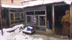 Afghanistan, gelo e neve a Kabul: gli sfollati lottano per la vita