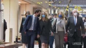 Silicon Valley, Holmes giudicata colpevole di frode: l’ex Ceo di Theranos lascia il tribunale