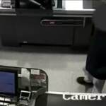 Milano, minaccia cassiere con la pistola per rapinare supermercato: arrestato