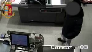 Milano, minaccia cassiere con la pistola per rapinare supermercato: arrestato
