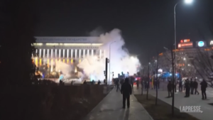 Kazakistan, violente proteste per l’aumento dei prezzi del gas: il governo si dimette