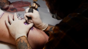 Pigmenti per tatuaggi vietati nell’Ue, i tatuatori: “Sarà tutto complicato”