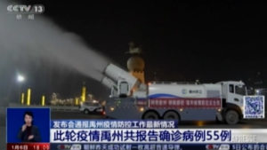 Cina: la città di Yuzhou in lockdown, i camion sanificano le strade vuote