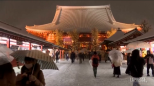 Giappone: bufera di neve a Tokyo, la capitale è imbiancata