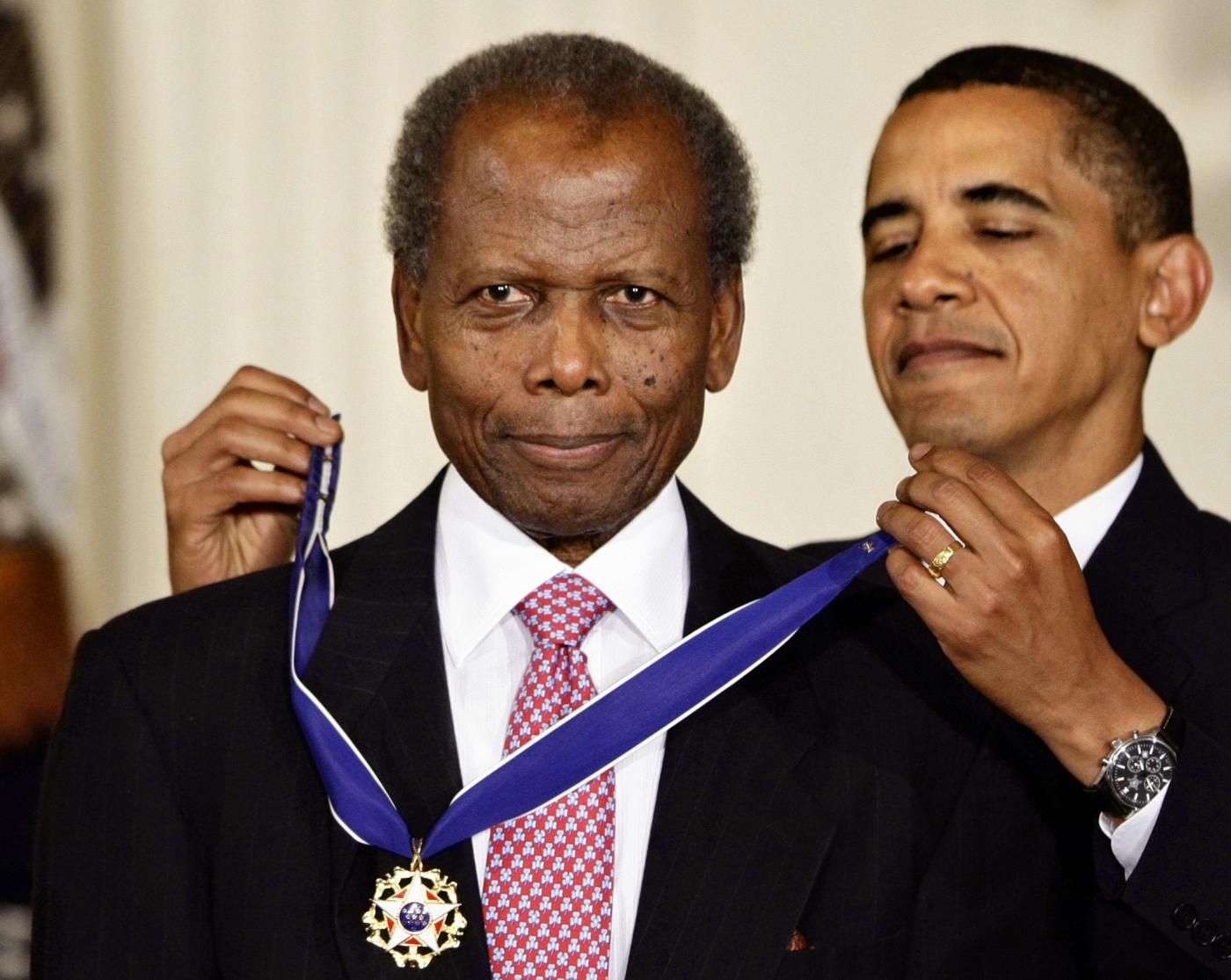 Cinema: morto a 94 anni l’attore Sidney Poitier Cinema: morto a 94 anni l’attore Sidney Poitier