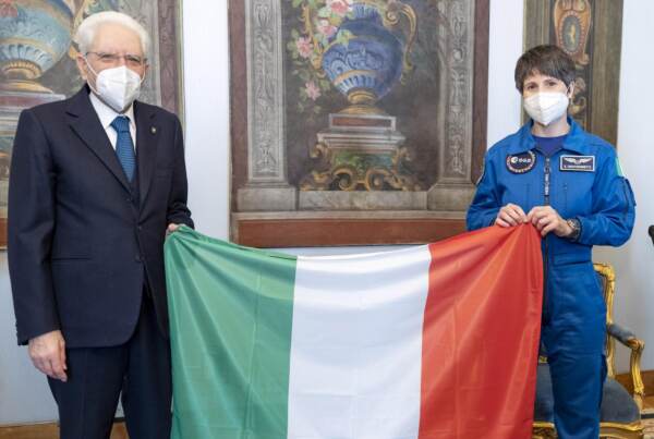 Mattarella consegna il Tricolore a Samantha Cristoforetti in partenza per la Stazione Spaziale Internazionale